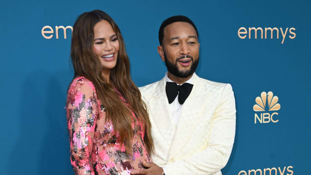  John Legend(R) och Chrissy Teigen anländer till den 74:e Emmy Awards på Microsoft Theatre i Los Angeles, Kalifornien, den 12 september 2022. (Foto av Robyn BECK / AFP) (Foto av ROBYN BECK/AFP via Getty Images)