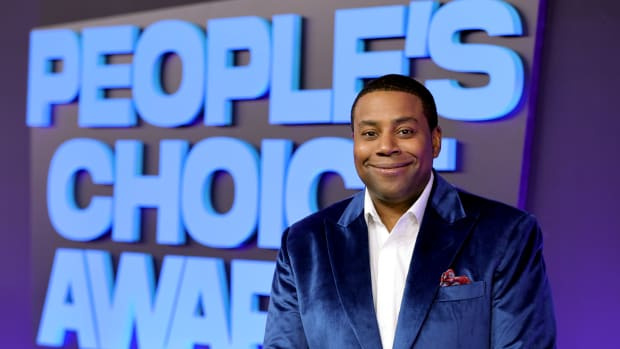  SANTA MONICA, KALIFORNIJA – GRUODŽIO 07 d.: Kenanas Thompsonas dalyvauja 47-ajame kasmetiniame žmonių renginyje's Choice Awards at Barker Hangar on December 07, 2019 in Santa Monica, California. (Photo by Amy Sussman/Getty Images,)