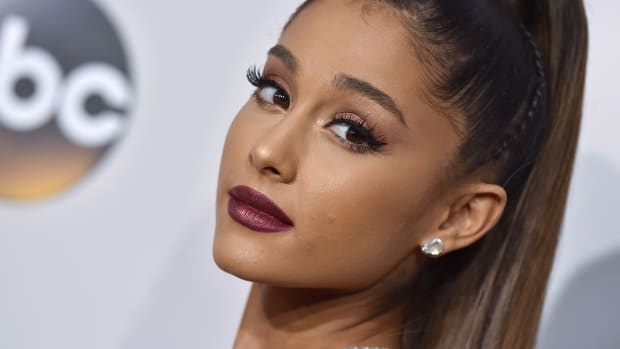  LOS ANGELES, CA - 20. NOVEMBER: Sängerin Ariana Grande kommt bei den American Music Awards 2019 im Microsoft-Theater am 20. November 2019 in Los Angeles, Kalifornien an. (Foto von Axelle/Bauer-Griffin/FilmMagic)