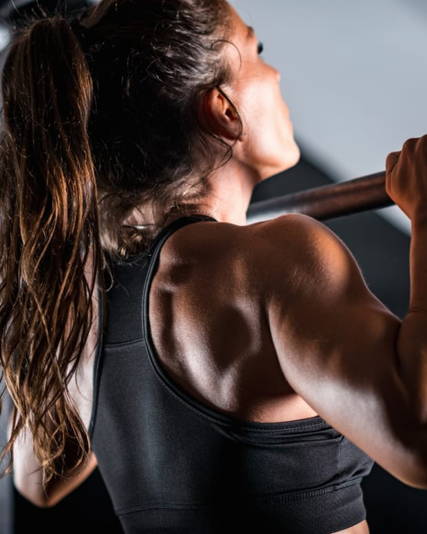  امرأة تفعل كروس فيت's Murph workout