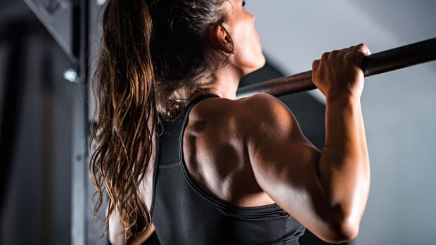  امرأة تفعل كروس فيت's Murph workout