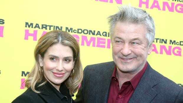  NIUJORKAS, NIUJORKAS – BALANDŽIO 21 d.: Hilaria Baldwin ir Alecas Baldwinas pozuoja naujojo spektaklio atidarymo vakare"Hangmen" on Broadway at The Golden Theatre on April 21, 2019 in New York City. (Photo by Bruce Glikas/WireImage)