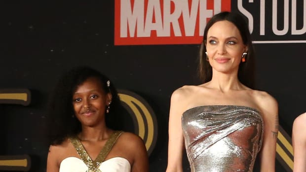  ROMA, ITALIA - 24 OTTOBRE: (L-R) Zahara Marley Jolie-Pitt, Angelina Jolie e Shiloh Jolie-Pitt partecipano al tappeto rosso del film"Eternals" during the 16th Rome Film Fest 2019 on October 24, 2019 in Rome, Italy.