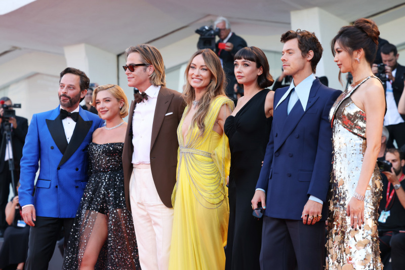   VENICE, ITALIJA – RUGSĖJO 05 d.: Nickas Krollas, Florence Pugh, Chrisas Pine'as, Olivia Wilde, Sydney Chandleris, Harry Stylesas ir Gemma Chan dalyvauja „Don“'t Worry Darling" red carpet