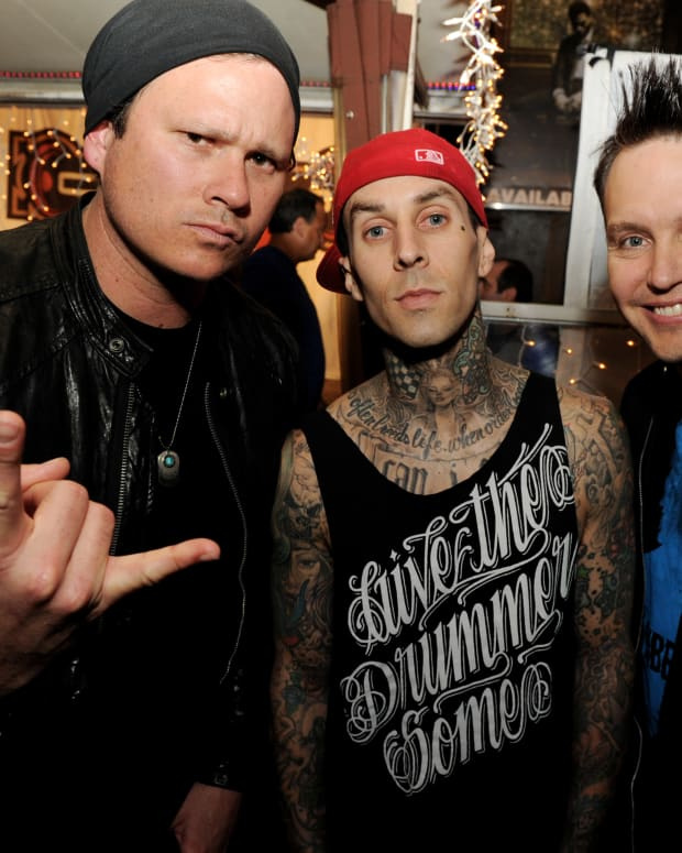   VESTAS HOLIVUDAS, Kalifornija – GEGUŽĖS 23 d.: (L-R) muzikantai Tomas DeLonge'as, Travisas Barkeris ir Markas Hoppusas iš blink-182 pozuoja spaudos vakarėlyje, paskelbdami apie 2019 m. Honda Civic Tour su blink-182 ir My Chemical Romance bare ir grilyje Rainbow 2019 m. gegužės 23 d. Vakarų Holivude, Kalifornijoje. (Nuotrauka Kevin Winter / Getty Images)