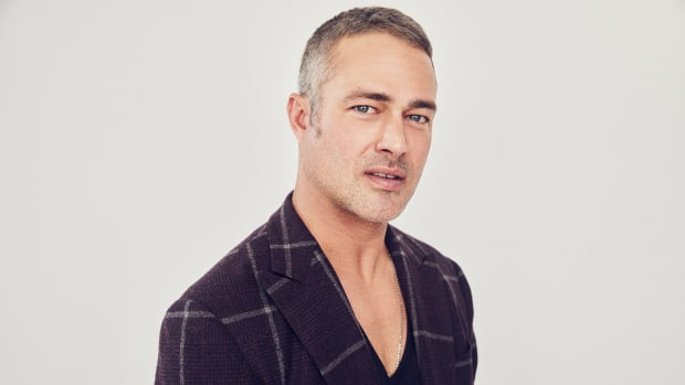  Taylor Kinney žmona – NBCUNIVERSAL UPFRONT EVENTS – Išankstinė portretų studija – Nuotraukoje: Taylor Kinney, Chicago Fire – (Nuotrauka: c)