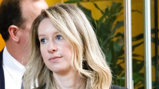  SAN JOSE, CA - 17. JULI: Tidligere administrerende direktør for Theranos, Elizabeth Holmes, forlader den føderale domstol efter en statushøring den 17. juli 2019 i San Jose, Californien. Holmes er anklaget for sammensværgelse og svindel for angiveligt at have deltaget i en multimillion-dollar-ordning for at bedrage investorer med Theranos blodprøvelaboratorium. (Foto af Kimberly White/Getty Images)