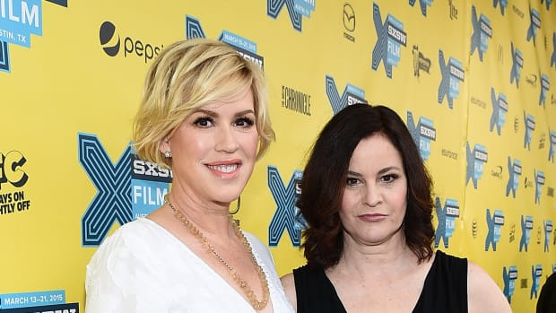   AUSTIN, TX - 16. MARTS: Skuespilleren Molly Ringwald (L) og skuespillerinden Ally Sheedy deltager"The Breakfast Club" 30th Anniversary Restoration world premiere during the 2019 SXSW Music, Film + Interactive Festival at the Paramount Theatre on March 16, 2019 in Austin, Texas.