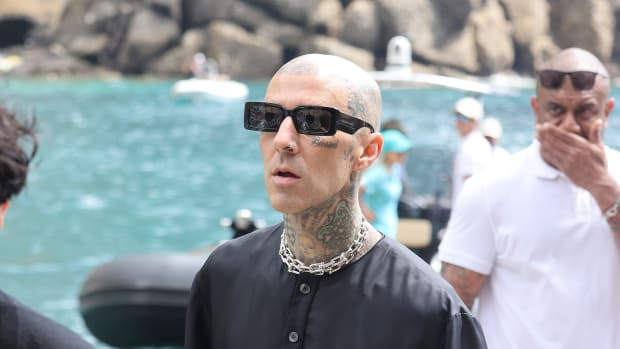  PORTOFINO, ITALIA - 21 DE MAYO: Travis Barker llega para almorzar a la Abadía de San Fruttuoso el 21 de mayo de 2019 en Portofino, Italia. (Foto de NINO/GC Images)