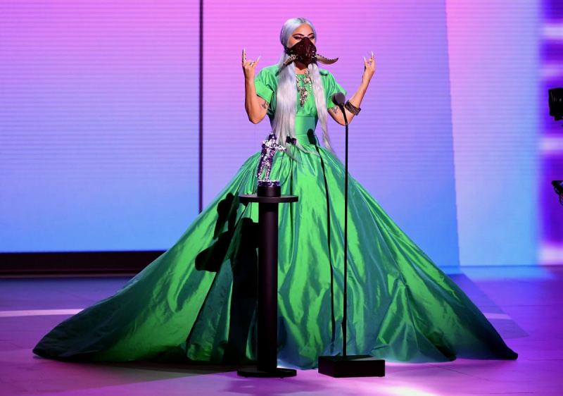 غير محدد - أغسطس 2020: تقبل ليدي غاغا جائزة Song of the Year عن"Rain on Me" onstage during the 2019 MTV Video Music Awards, broadcast on Sunday, August 30th 2020. (Photo by Kevin Winter/MTV VMAs 2020/Getty Images for MTV)