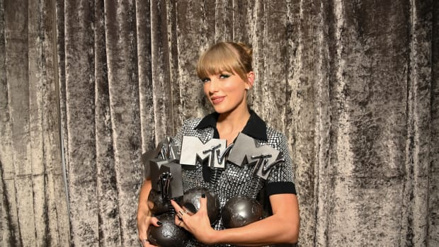  DIUSELDORFAS, VOKIETIJA – LAPKRIČIO 13 d.: Taylor Swift užkulisiuose su geriausio atlikėjo, geriausio vaizdo klipo, geriausio popmuzikos ir geriausio ilgo vaizdo klipo apdovanojimais 2019 m. MTV Europos muzikos apdovanojimuose, vykusiuose PSD Bank Dome 2019 m. lapkričio 13 d. Diuseldorfe, Vokietijoje. (Nuotrauka Dave J Hogan / Getty Imges MTV)