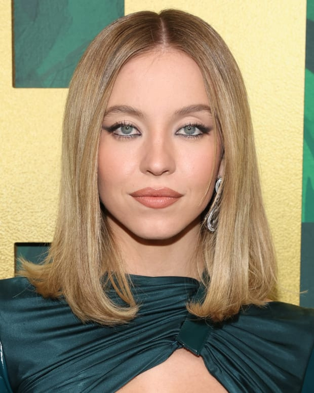  WEST HOLLYWOOD, CALIFORNI - SEPTEMBER 12: Sydney Sweeney woont de HBO / HBO Max Emmy-nominaties bij in San Vicente Bungalows op 12 september 2019 in West Hollywood, Californië.
