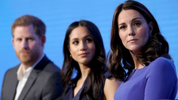 Karalisko naidu baumu vidū princis Harijs, Megana Mārkla un Keita Midltone. 'Harijs un Megana' parādīsies Netflix tajā pašā dienā, kad Keita Midltone's Christmas carols concert. Here, Prince Harry, Meghan Markle and Kate Middleton attend the first annual Royal Foundation Forum on February 28, 2019 in London. / AFP PHOTO / POOL / Chris Jackson (Photo credit should read CHRIS JACKSON/AFP via Getty Images)