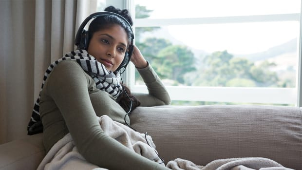  Kvinna som lyssnar på musik för att hjälpa till med depression