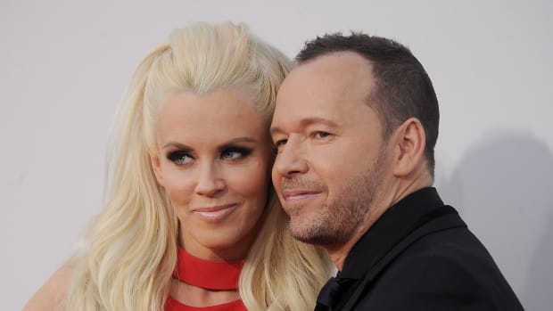  LOS ANDŽELAS, CA – LAPKRIČIO 22 d.: Jenny McCarthy ir Donnie Wahlberg atvyksta į 2019 m. Amerikos muzikos apdovanojimų ceremoniją Microsoft Theatre 2019 m. lapkričio 22 d. Los Andžele, Kalifornijoje. (Nuotrauka Gregg DeGuire / WireImage)