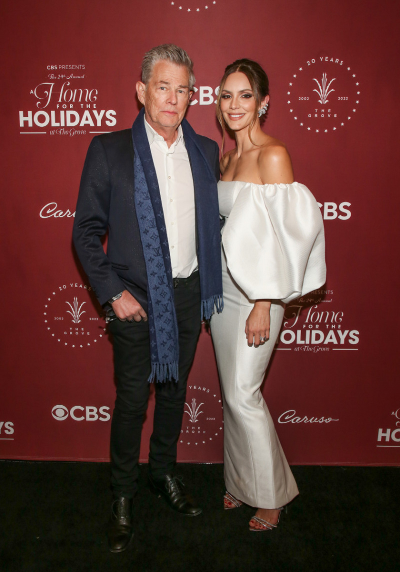  LOS ANGELES, CALIFORNIA - NOVIEMBRE 20: El productor musical David Foster (L) y Katharine McPhee (R) asisten a The Grove's annual Christmas Tree Lighting Ceremony and CBS's "A Home For The Holidays" special taping at AMC The Grove 14 on November 20, 2019 in Los Angeles, California. (Photo by Paul Archuleta/Getty Images)