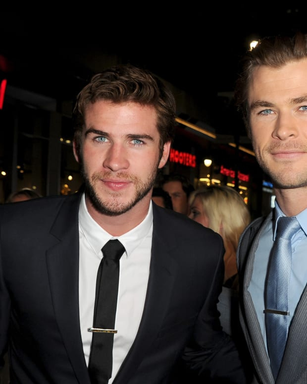 Hollywood, Ca - 04 Kasım: Aktörler Liam Hemsworth (L) ve Chris Hemsworth Marvel'ın galasına geliyor's "Thor: The Dark World" at the El Capitan Theatre on November 4, 2019 in Hollywood, California.