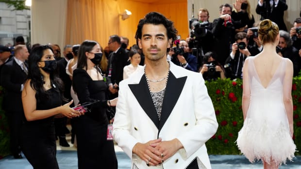  NEW YORK, NEW YORK – 2 MAJ: Joe Jonas deltar i 2019 års Met Gala och firar"In America: An Anthology of Fashion" at The Metropolitan Museum of Art on May 02, 2019 in New York City. (Photo by Jeff Kravitz/FilmMagic)