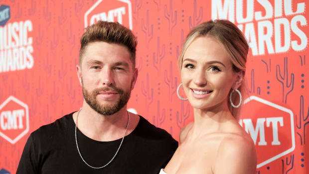  NASHVILLE, TENNESSEE - GIUGNO 05: Chris Lane e Lauren Bushnell partecipano al CMT Music Award 2019 alla Bridgestone Arena il 5 giugno 2019 a Nashville, nel Tennessee.