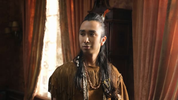  CBS komedi dizisi Ghosts'ta Sasappis rolünde Román Zaragoza