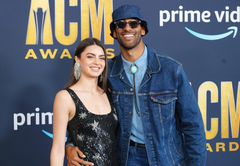  LAS VEGAS, NEVADA - MARS 07: (L-R) Rachael Kirkconnell och Matt James deltar i 57th Academy of Country Music Awards på Allegiant Stadium den 7 mars 2019 i Las Vegas, Nevada. (Foto av Jeff Kravitz/FilmMagic)