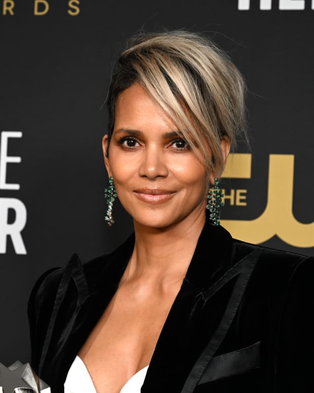 LOS ANGELES, KALIFORNIEN - 13 MARS: Halle Berry, vinnare av #SeeHer Award, poserar i pressrummet med Champagne Collet & OBC Wines när de firar den 27:e årliga Critics Choice Awards på Fairmont Century Plaza den 13 mars 2019 i Los Angeles , Kalifornien. (Foto av Michael Kovac/Getty Images för Champagne Collet & OBC Wines)