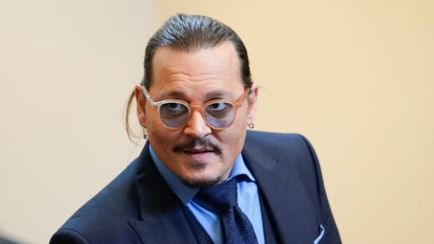 Skådespelaren Johnny Depp dyker upp i rättssalen i Fairfax County Circuit Courthouse i Fairfax, Virginia, den 27 maj 2022. - Skådespelaren Johnny Depp stämmer ex-frun Amber Heard för förtal efter att hon skrivit en artikel i The Washington Post i 2019 och hänvisar till sig själv som en offentlig person som representerar övergrepp i hemmet. (Foto av Steve Helber / POOL / AFP) (Foto av STEVE HELBER/POOL/AFP via Getty Images)