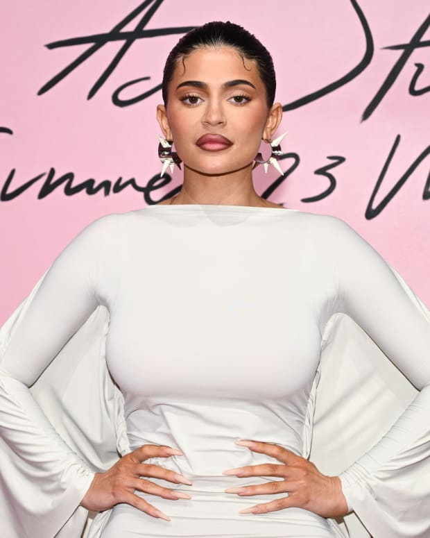  PARIS, FRANKREICH – 28. SEPTEMBER: (NUR ZUR REDAKTIONELLEN VERWENDUNG – Für nicht-redaktionelle Verwendung bitte Genehmigung von Fashion House einholen) Kylie Jenner besucht die Acne Studios Womenswear Spring/Summer 2019 Show im Rahmen der Paris Fashion Week am 28. September 2019 in Paris, Frankreich. (Photo by Stéphane Cardinale – Corbis/Corbis via Getty Images)
