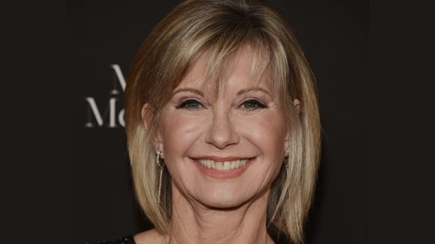  fan-mourn-olivia-newton-john-death-ftr