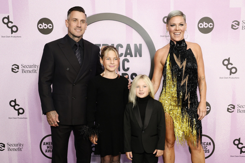 LOS ANGELES, KALIFORNIEN – 20. NOVEMBER: (NUR ZUR REDAKTIONELLEN VERWENDUNG) (L-R) Carey Hart, Willow Hart, Jameson Hart und Pink nehmen am 20. November 2019 an den American Music Awards 2019 im Microsoft Theatre in Los Angeles, Kalifornien Teil.