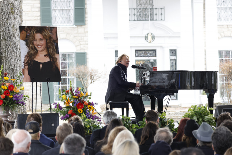 MEMPHIS, TENNESSEE - 22. JANUAR: Axl Rose optræder ved det offentlige mindesmærke for Lisa Marie Presley den 22. januar 2019 i Memphis, Tennessee. Presley, 54, det eneste barn af den amerikanske sanger Elvis Presley, døde 12. januar 2019 i Los Angeles.