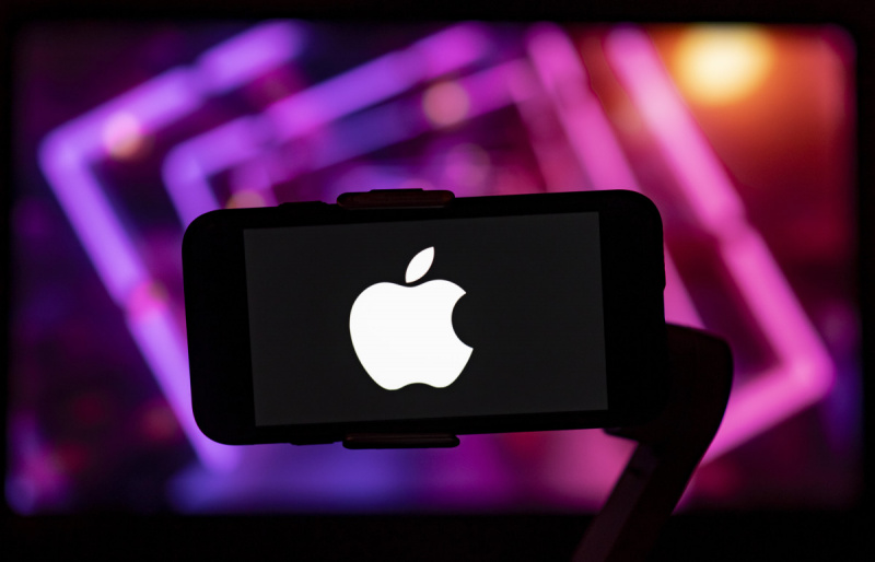  INDIJA – 2022/12/07: nuotraukos iliustracijoje matomas Apple įmonės logotipas, rodomas mobiliojo telefono ekrane. (Idreeso Abbaso / SOPA Images / LightRocket per Getty Images nuotraukos iliustracija)