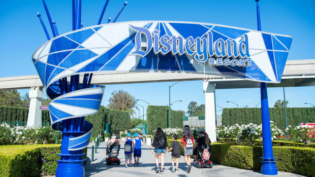  يدخل الزوار ديزني لاند في يوم الحديقة's re-opening on April 30, 2021, in Anaheim, California. (Photo by VALERIE MACON / AFP) (Photo by VALERIE MACON/AFP via Getty Images)