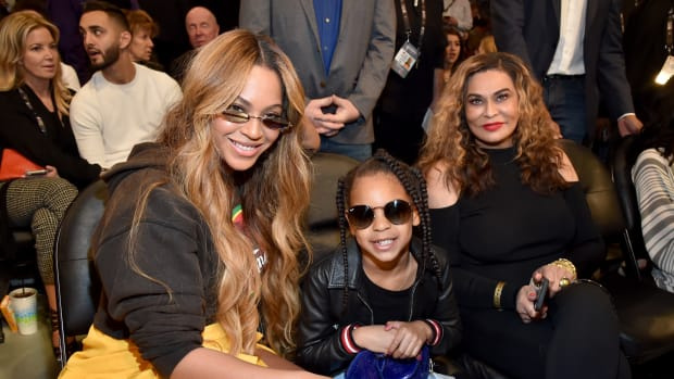  LOS ANGELES, CA - 18. FEBRUAR: (L-R) Beyonce, Blue Ivy Carter und Tina Knowles besuchen das 67. NBA All-Star Game: Team LeBron Vs. Team Stephen im Staples Center am 18. Februar 2019 in Los Angeles, Kalifornien. (Foto von Kevin Mazur/WireImage)