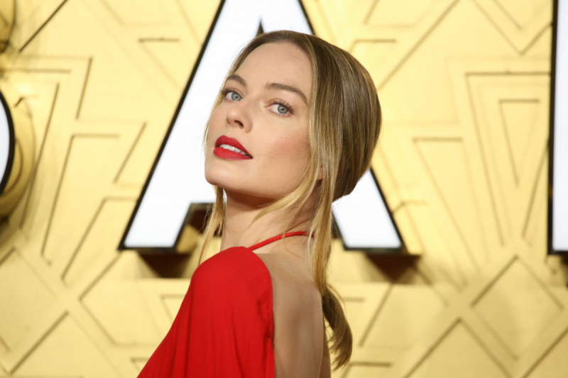 Margot Robbie zadivljuje u živahnoj haljini otvorenih leđa za premijeru u Babilonu