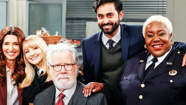  India de Beaufort, Melissa Rauch, John Larroquette, Kapil Talwalkar kaip Neil ir Lacretta kaip Donna"Gurgs" Gurganous in "Night Court" reboot on NBC and Peacock