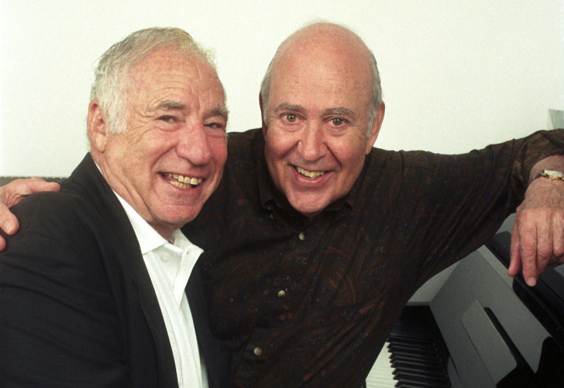 CULVER CITY, KALIFORNIEN - SEPT17: Långåriga vänner Mel Brooks och Carl Reiner på Culver Studios, 17 september 1997 i Culver City, Kalifornien.