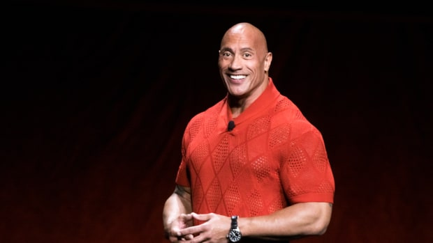 لاس فيجاس ، نيفادا - 26 أبريل: الممثل دواين"The Rock" Johnson speaks onstage during CinemaCon 2019 - Warner Bros. Pictures “The Big Picture” Presentation during CinemaCon 2019 at Caesars Palace on April 26, 2019 in Las Vegas, Nevada. (Photo by Greg Doherty/Getty Images)