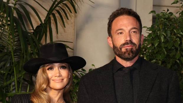  SAN MARINAS, KALIFORNIJA – SPALIO 13 d.: (L-R) Jennifer Lopez ir Benas Affleckas dalyvauja Ralph Lauren SS23 kilimo ir tūpimo tako parodoje Huntingtono bibliotekoje, meno kolekcijose ir botanikos sode 2019 m. spalio 13 d. San Marine, Kalifornijoje.