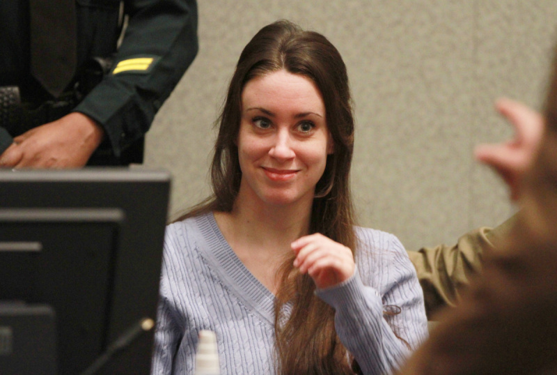   2019 m. liepos 7 d. Orlando mieste, Floridoje, Orindžo apygardos teismo rūmuose Casey Anthony šypsosi prieš prasidedant nuosprendžio posėdiui dėl kaltinimų melu teisėsaugos pareigūnui. Anthony buvo išteisintas dėl kaltinimų žmogžudyste 2019 m. liepos 5 d., tačiau atliks ketverius vienerių metų bausmę, nes buvo nuteistas už melą teisėsaugos pareigūnui. Ji bus įvertinta už beveik trejų metų tarnavimo laiką ir gerą elgesį ir bus išleista liepos 13 d. (Joe Burbank-Pool / Getty Images nuotrauka)