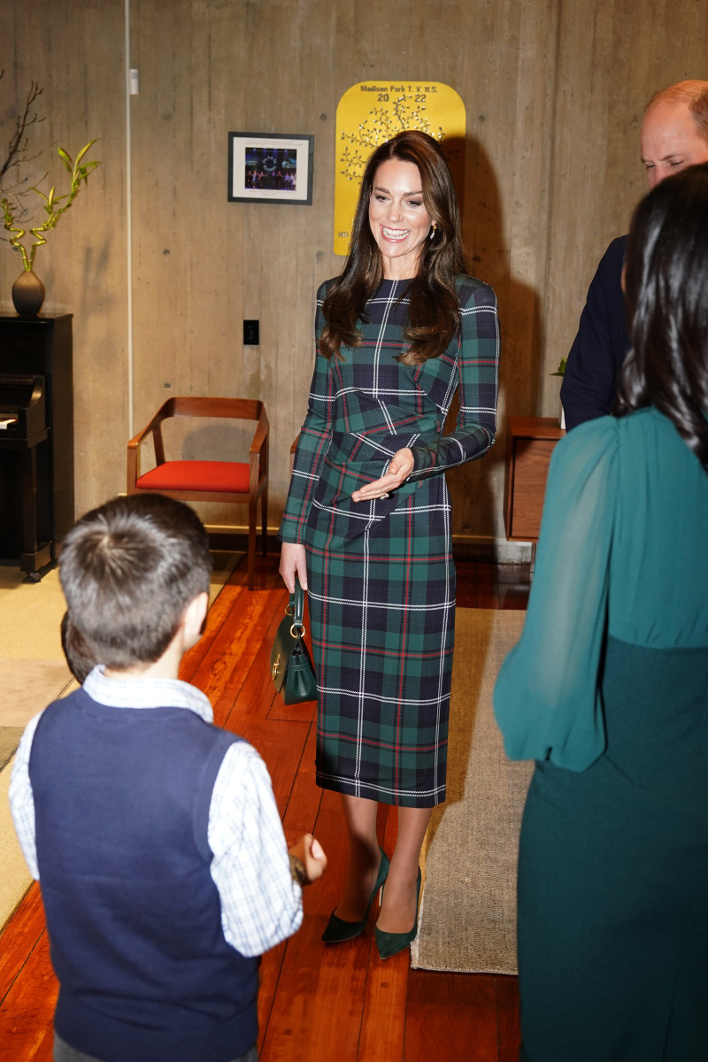   Kate Middleton in Boston – BOSTON, MASSACHUSETTS – 30. NOVEMBER: Prinz William, Prinz von Wales und Catherine, Prinzessin von Wales treffen sich am 30. November 2019 in Boston, Massachusetts, mit Bürgermeisterin Michelle Wu im Rathaus. Der Prinz und die Prinzessin von Wales besuchen die Küstenstadt Boston, um an der zweiten jährlichen Earthshot-Preisverleihungszeremonie teilzunehmen, einer Veranstaltung, die diejenigen feiert, deren Arbeit zur Reparatur des Planeten beiträgt. Während ihrer dreitägigen Reise wird das Königspaar mehr über die ökologischen Herausforderungen erfahren, mit denen Boston konfrontiert ist, und diejenigen treffen, die die Auswirkungen des Klimawandels in der Region bekämpfen. (Foto von Paul Edwards – Pool/Getty Images)