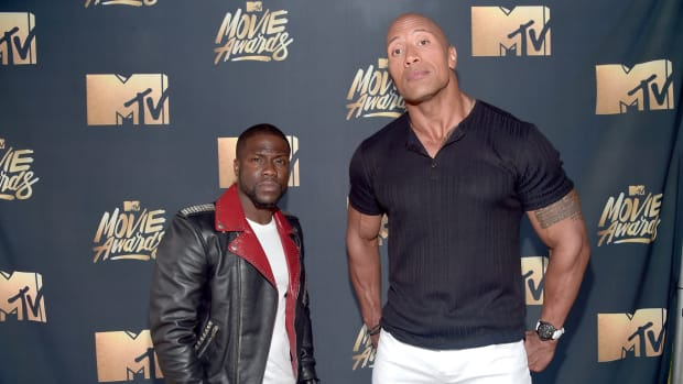  BURBANK, KALIFORNIEN – 09 APRIL: (EXKLUSIV TILLGÅNG, SPECIELLA PRISER GÄLLER) Värdarna Kevin Hart (L) och Dwayne Johnson deltar i MTV Movie Awards 2019 i Warner Bros. Studios den 9 april 2019 i Burbank, Kalifornien. MTV Movie Awards sänds 10 april 2019 kl. 20.00 ET/PT. (Foto av Alberto Rodriguez/MTV1415/Getty Images för MTV)