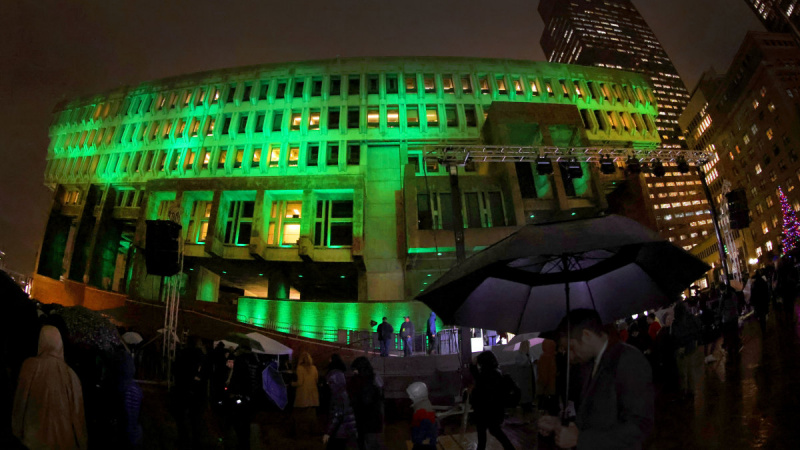 Het stadhuis van Boston is groen verlicht ter ere van prins William en Kate's visit and the kickoff of Earthshot celebrations.