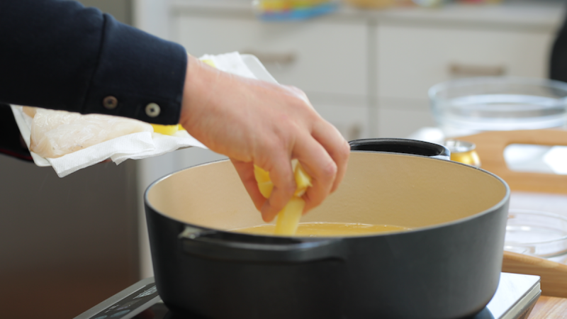   13_01_Fish-And-Chips-Cooking-13
