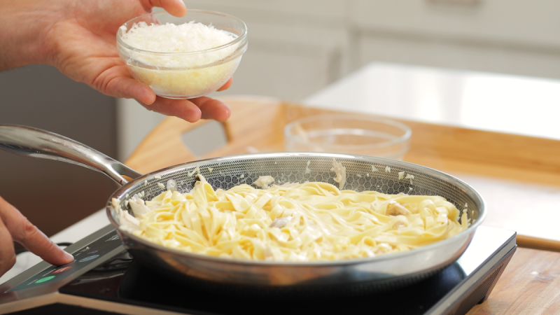   Kaas toevoegen aan Alfredo-pasta met kip