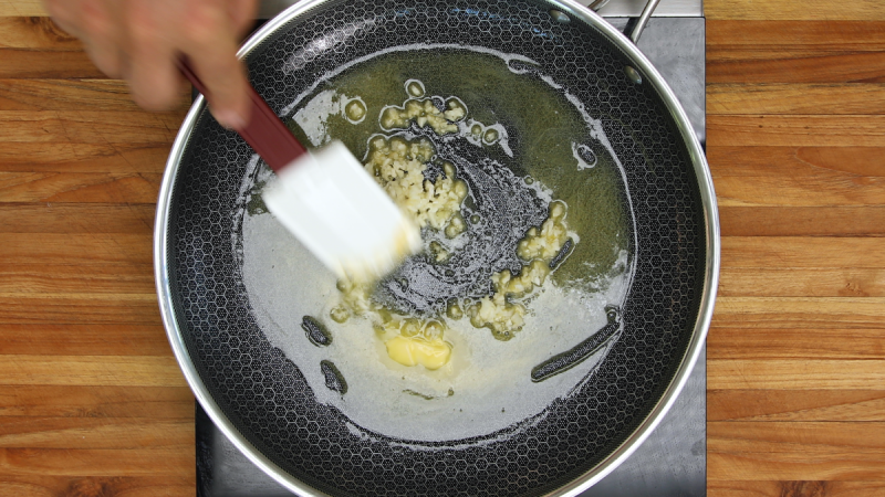   Sauteren knoflook voor kip Alfredo