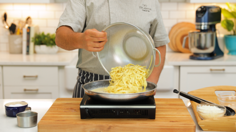   Pasta toevoegen aan saus voor kip Alfredo