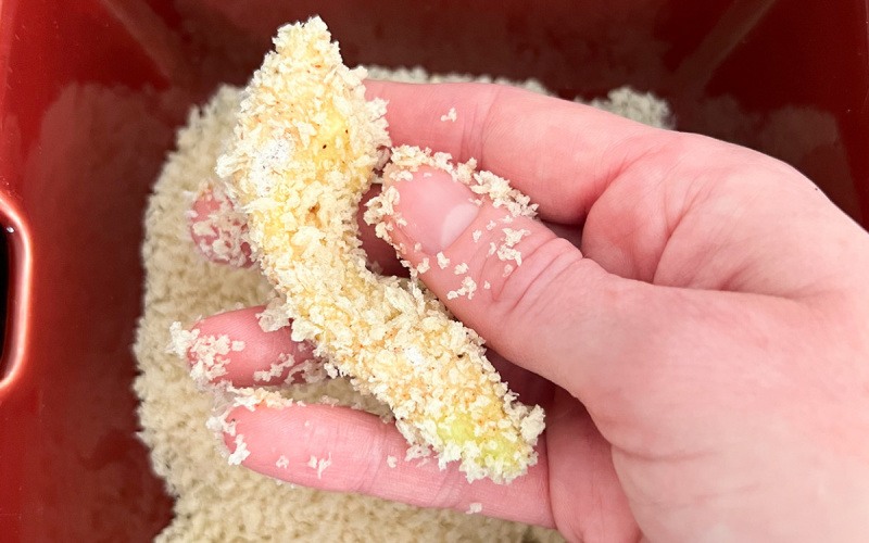   Dyp avocadoskiver i panko-brødkrummer til avocadofrites