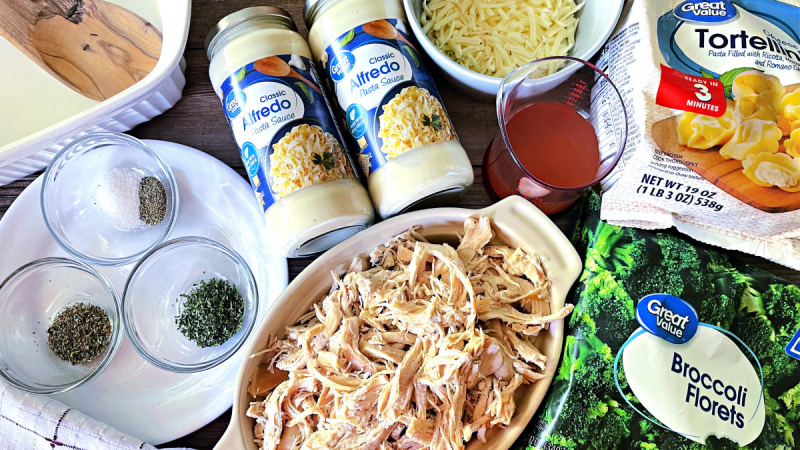 Benötigte Zutaten für das Rezept Baked Chicken Tortellini Alfredo.