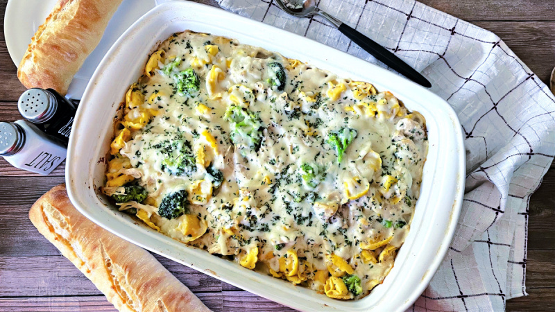 Wie man gebackene Hühnchen-Tortellini Alfredo macht